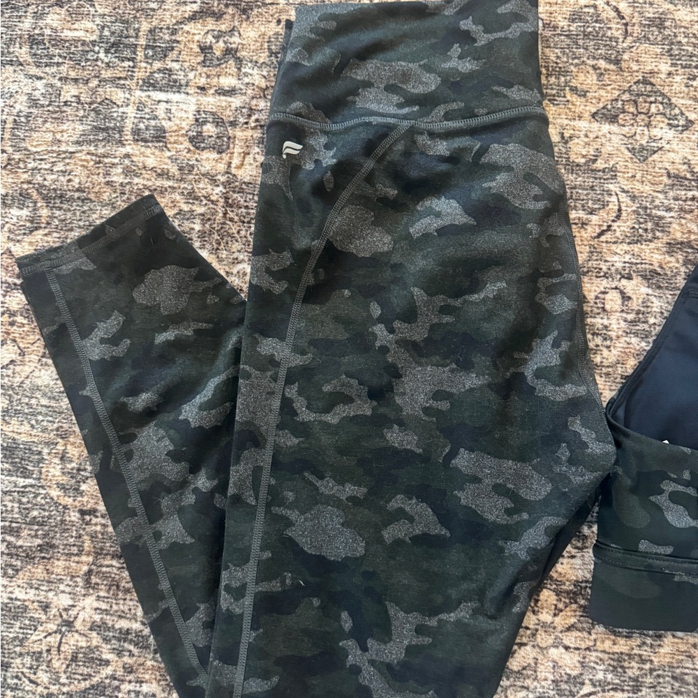 Fabletics Black Camo Sports Bra and Leggings Set - Picture 4 of 6